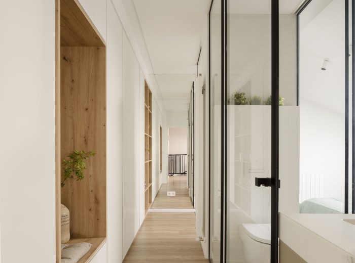 Vestidor y baño acristalado con perfilería de aluminio negra, fusionando lujo y originalidad en un espacio contemporáneo en proyecto FL9, Vitoria-Gasteiz