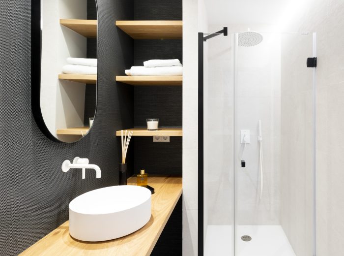 Baño con revestimientos cerámicos y mueble suspendido, reforma integral NC5, Vitoria-Gasteiz.