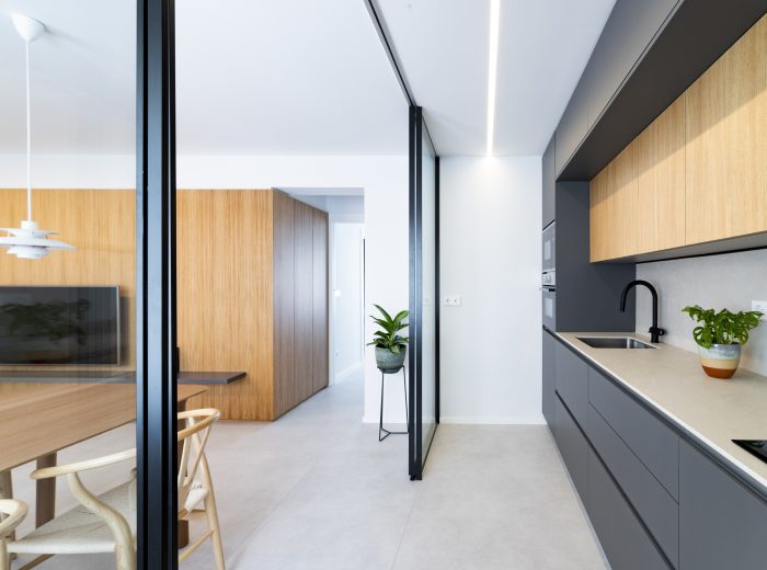 Cocina cerrada con puerta corredera, ampliación del espacio de trabajo, reforma integral NC5, Vitoria-Gasteiz.