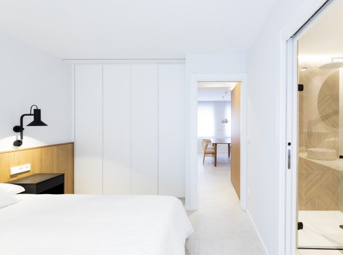 Dormitorio principal con armario y acabados en tonos neutros, reforma integral NC5, Vitoria-Gasteiz.