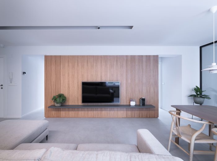 Salón con ventanales y mueble a medida, reforma integral NC5, Vitoria-Gasteiz.