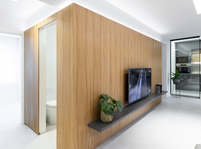 Salón luminoso con mueble de televisión a medida, reforma integral NC5, Vitoria-Gasteiz.