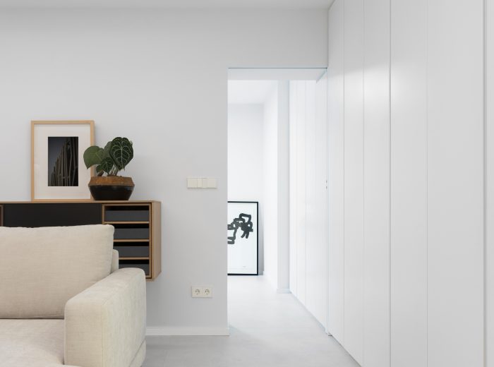 Salón con mueble a medida y acceso al recibidor, reforma integral NC5, Vitoria-Gasteiz.