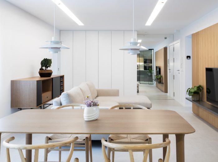 Comedor integrado en planta abierta con conexión visual al salón, reforma integral NC5, Vitoria-Gasteiz.