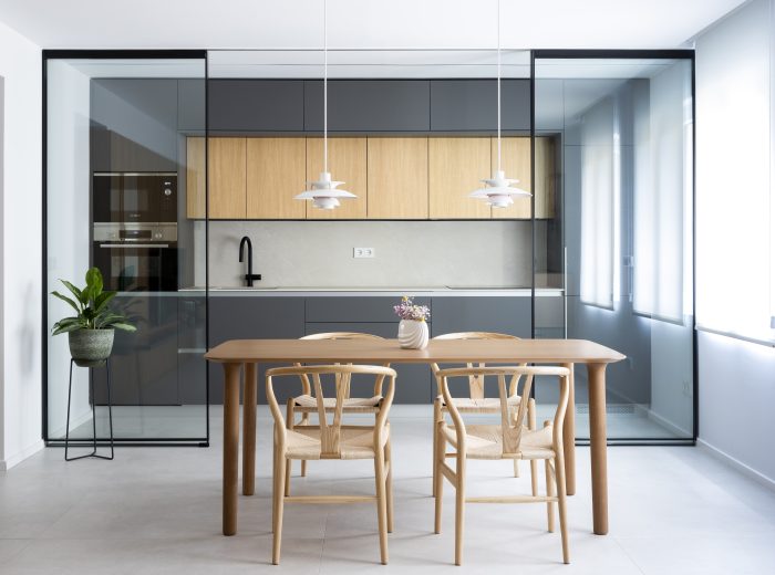 Salón-comedor abierto con cocina integrada y reformas de interiorismo, reforma integral NC5, Vitoria-Gasteiz.