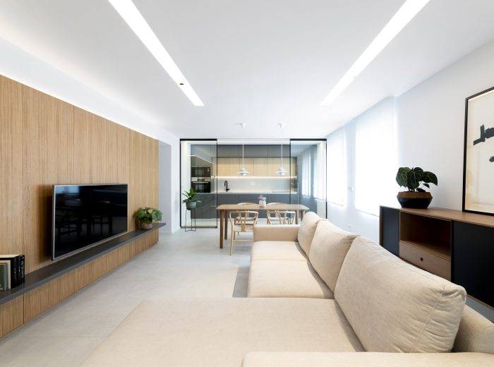 Espacio de día diáfano con cocina abierta al comedor y al salón, reforma integral NC5, Vitoria-Gasteiz.