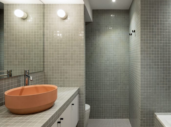 baño revestido con gresite y lavabo apoyado Besslingen, diseño de baño contemporáneo en reforma O50, Vitoria-Gasteiz.