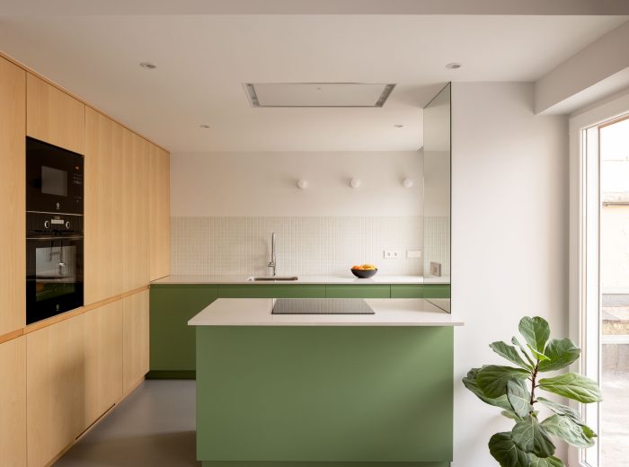 Cocina con península central, campana integrada en techo y encimera de Silestone, reforma interior O50 en Vitoria-Gasteiz.