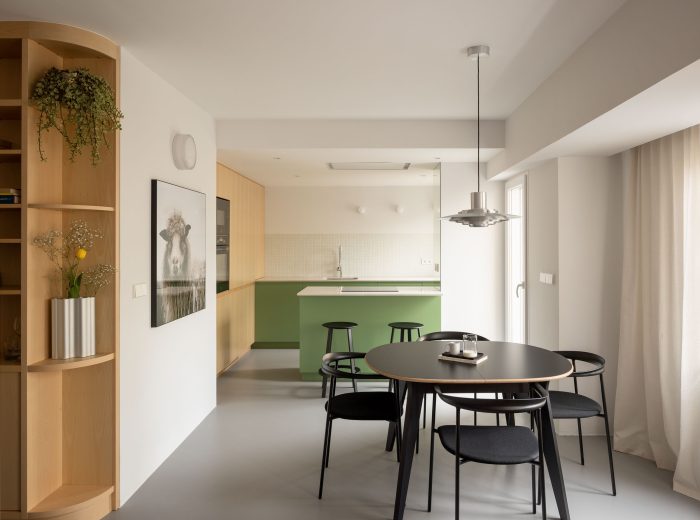 Cocina abierta al comedor con mueble recibidor diseñado a medida en madera de haya, reforma integral O50 en Vitoria-Gasteiz.