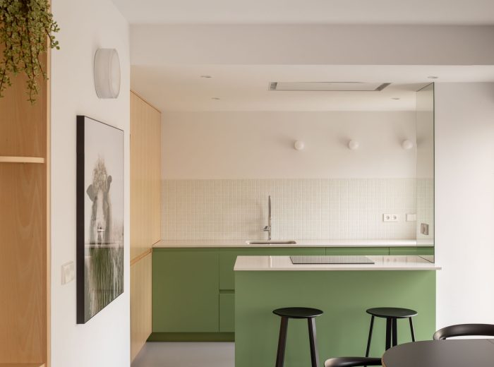 Cocina a medida con iluminación mural Raksta y taburetes Revolver, diseño contemporáneo en reforma O50, Vitoria-Gasteiz.