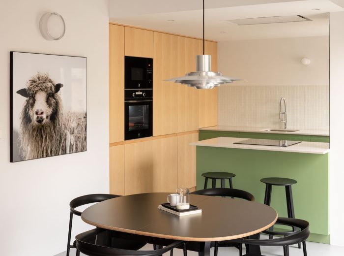 Comedor abierto conectado con cocina mediante mobiliario a medida y mesa de Ondarreta, reforma integral O50 en Vitoria-Gasteiz.