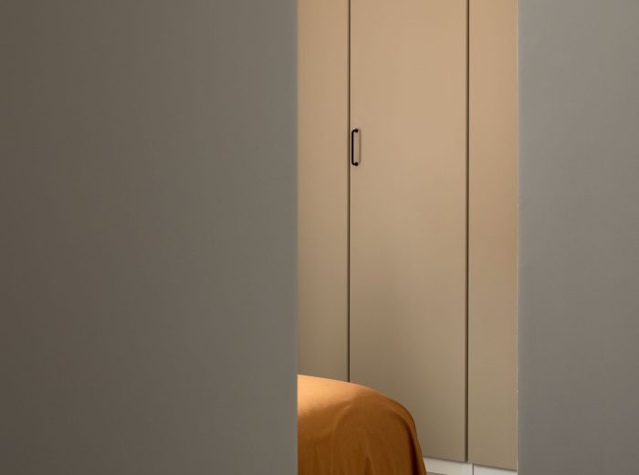 Dormitorio principal con armario Pax integrado y mobiliario de líneas minimalistas, reforma interior O50 en Vitoria-Gasteiz.