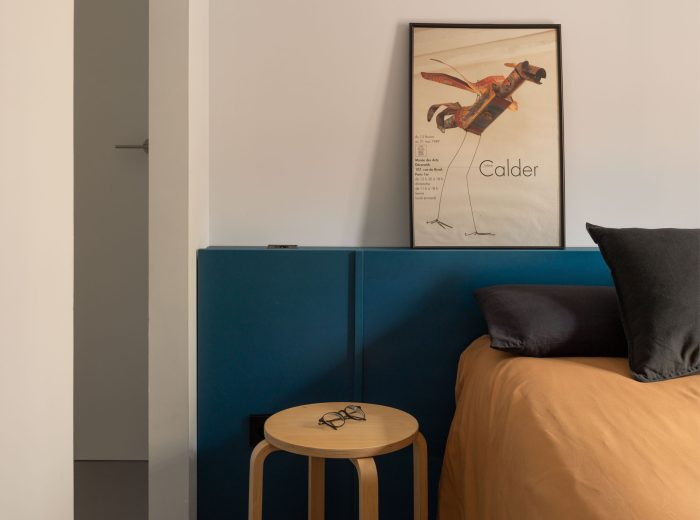 Detalle de cabecero de haya natural lacado en dormitorio principal, proyecto O50 en Vitoria-Gasteiz.