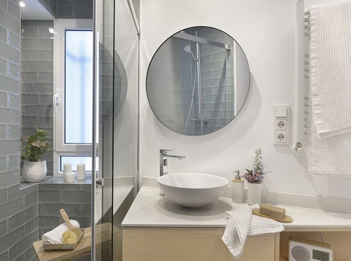 baño con mobiliario a medida adaptado a geometría irregular y ducha con nicho alicatado integrado, reforma integral RB5 en Vitoria-Gasteiz.