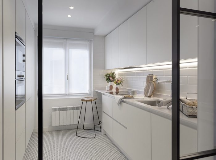 Cocina a medida luminosa y funcional diseñada para optimizar el espacio disponible, reforma integral RB5 en Vitoria-Gasteiz.