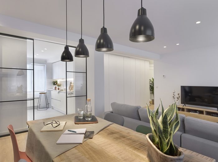 salón-comedor abierto como núcleo principal de la vivienda con distribución diáfana y luminosa, reforma integral RB5 en Vitoria-Gasteiz.
