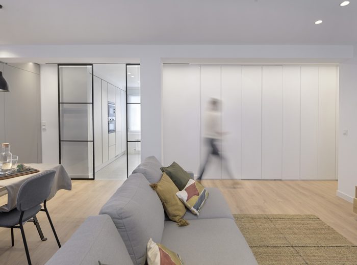 Mueble a medida que articula los espacios de día aportando almacenaje continuo y unidad visual, reforma interior RB5 en Vitoria-Gasteiz.