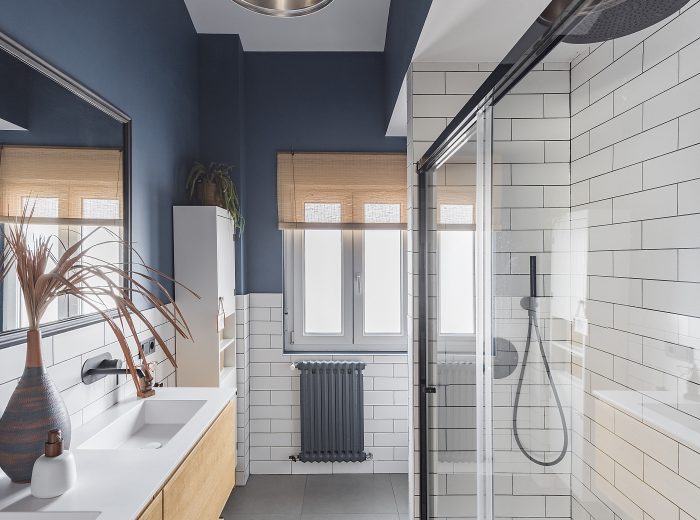 baño con doble lavabo y zonificación interior diferenciada mediante alicatado continuo que conecta cocina y baño, reforma interior RM17 en Vitoria-Gasteiz.
