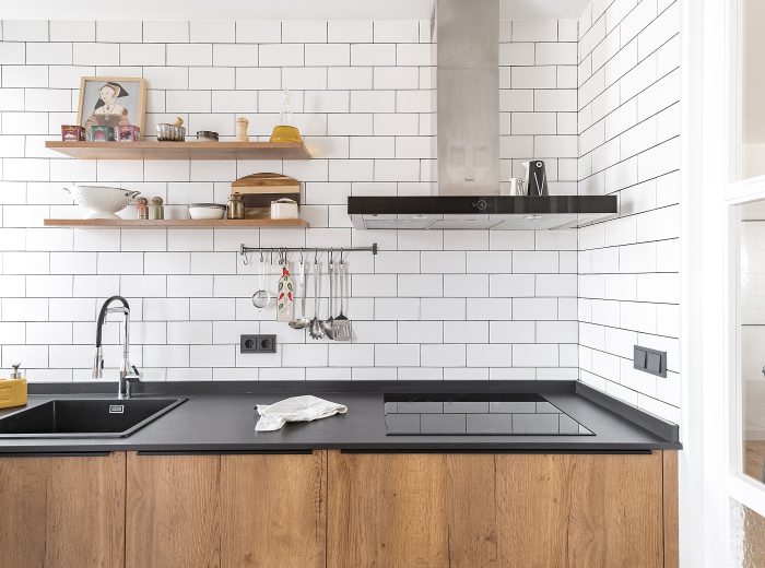 Cocina a medida de composición ligera con frente alicatado y diseño decorativo, reforma interior RM17 en Vitoria-Gasteiz.