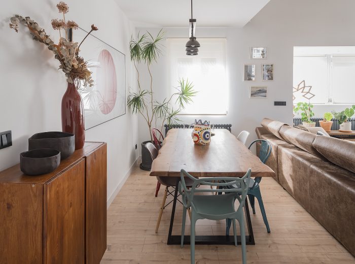 Comedor con piezas originales recuperadas de la vivienda anterior conectado con el salón, reforma interior RM17 en Vitoria-Gasteiz.