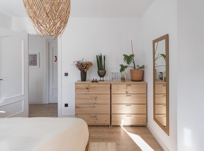 Aparador original recuperado integrado en la zona de descanso del dormitorio, reforma interior RM17 en Vitoria-Gasteiz.