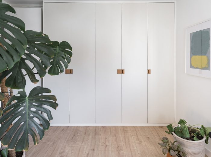 Armario del vestidor integrado en el dormitorio principal con diseño a medida, reforma interior RM17 en Vitoria-Gasteiz.