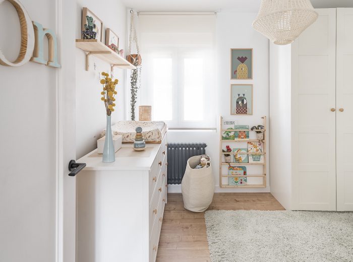 Dormitorio infantil luminoso con conservación del pavimento original de tablillas de madera natural, reforma interior RM17 en Vitoria-Gasteiz.