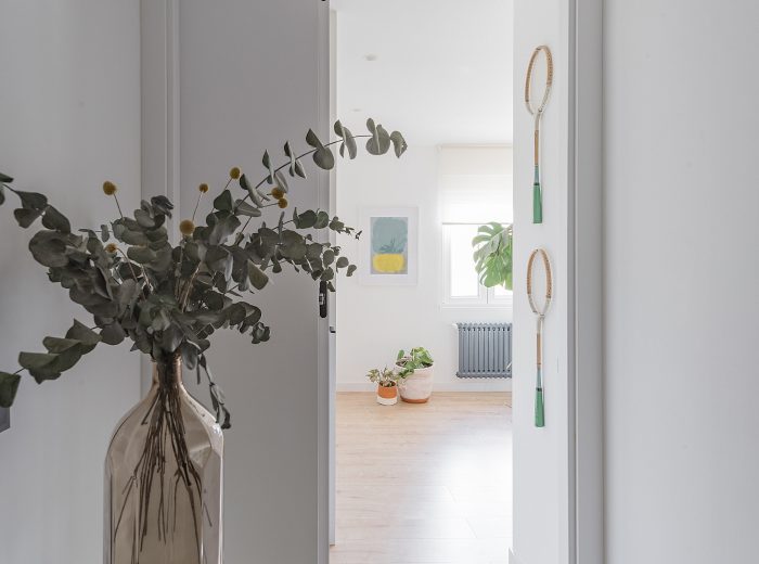 Recibidor que articula la conexión con el resto de la vivienda incorporando elementos originales recuperados, reforma interior RM17 en Vitoria-Gasteiz.
