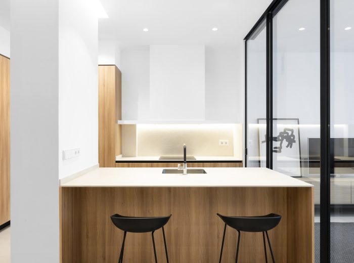 Cocina a medida con campana integrada y barra con taburetes Hay, de composición ligera y funcional, reforma integral VG6 en Vitoria-Gasteiz.
