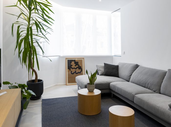 salón con galería continua abierta al espacio contiguo mediante vidrio fijo, ampliando la luminosidad y la percepción espacial, reforma integral VG6 en Vitoria-Gasteiz.