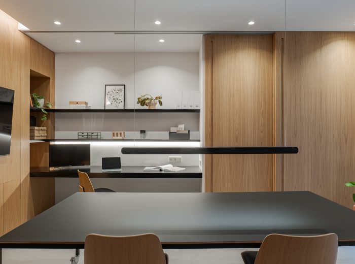 Paneles correderos en madera | diseño de interiores y arquitectura de interiores para ocultar escritorio doble en proyecto VG66, Vitoria-Gasteiz