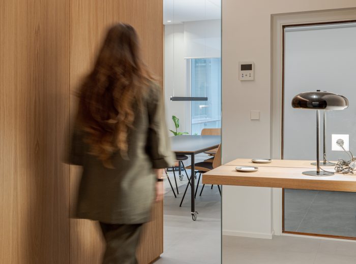 diseño de interiores en oficina: panelado de madera con puerta oculta y espacio multifuncional en proyecto VG66, Vitoria-Gasteiz