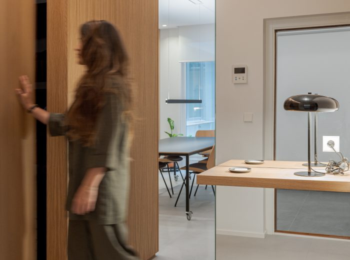 Interiorismo en oficina: puerta oculta en panelado de madera y diseño funcional en proyecto VG66, Vitoria-Gasteiz