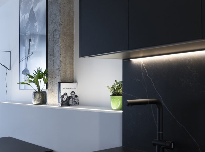 iluminación integrada en mobiliario de cocina y zona de comedor que aporta calidez y continuidad al espacio, reforma integral ZB4 en Vitoria-Gasteiz.