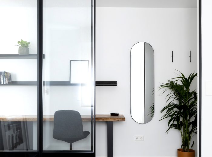 conexión visual entre dormitorios y zona de recibidor-estudio mediante cerramientos ligeros, reforma integral ZB4 en Vitoria-Gasteiz.