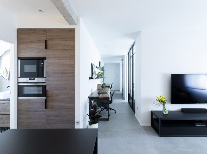 Espacios abiertos articulados a partir del eje del distribuidor-estudio, potenciando la luz natural y la amplitud, reforma integral ZB4 en Vitoria-Gasteiz.