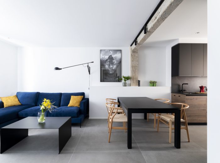 salón abierto conectado con comedor y cocina, con suelo porcelánico de gran formato como base continua del espacio, reforma integral ZB4 en Vitoria-Gasteiz.